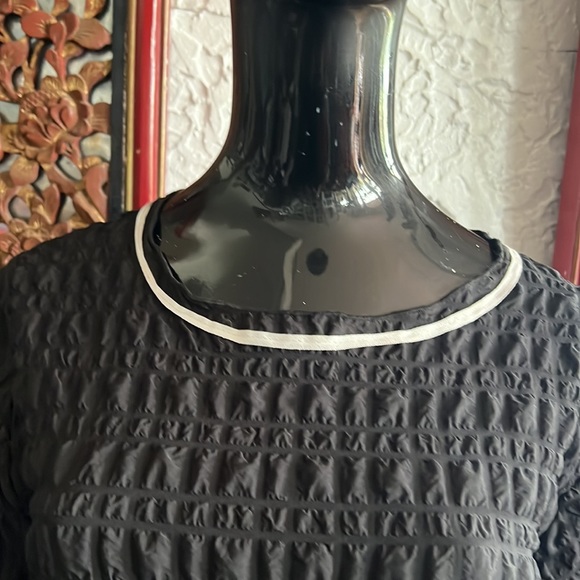 Asymmetrical black tunic with white trim - Picture 2 of 6
